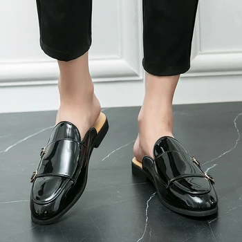 Летние мужские полуботинки, черные тапочки, повседневная обувь для вождения из лакированной кожи, лоферы с пряжкой, легкие сандалии на плоской подошве, Большой размер 46